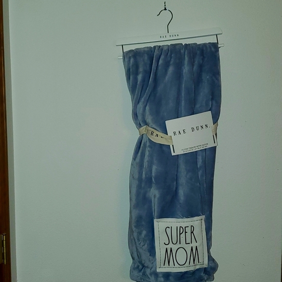 Rae Dunn SUPER MOM throw - Picture 2 of 4